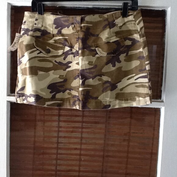 NWT Mini Camo Skirt Size L - Picture 3 of 3